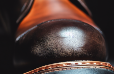 Заміна підкладки взуття в майстерні Shoes Master в Києві Ілюстрація процесу та високої якості роботи Заміна підкладки взуття це процес заміни внутрішньої частини взуття яка забезпечує комфорт та захист ноги від травм та інших пошкоджень Підкладка може бути виготовлена з різних матеріалів таких як шкіра текстиль гума синтетика та інші Цей процес є необхідним коли підкладка взуття зношена пошкоджена або втратила свої властивості